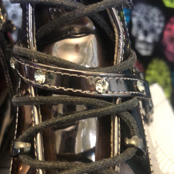 Price firm Chase and Chloe chrome boots - Picture 5 of 10